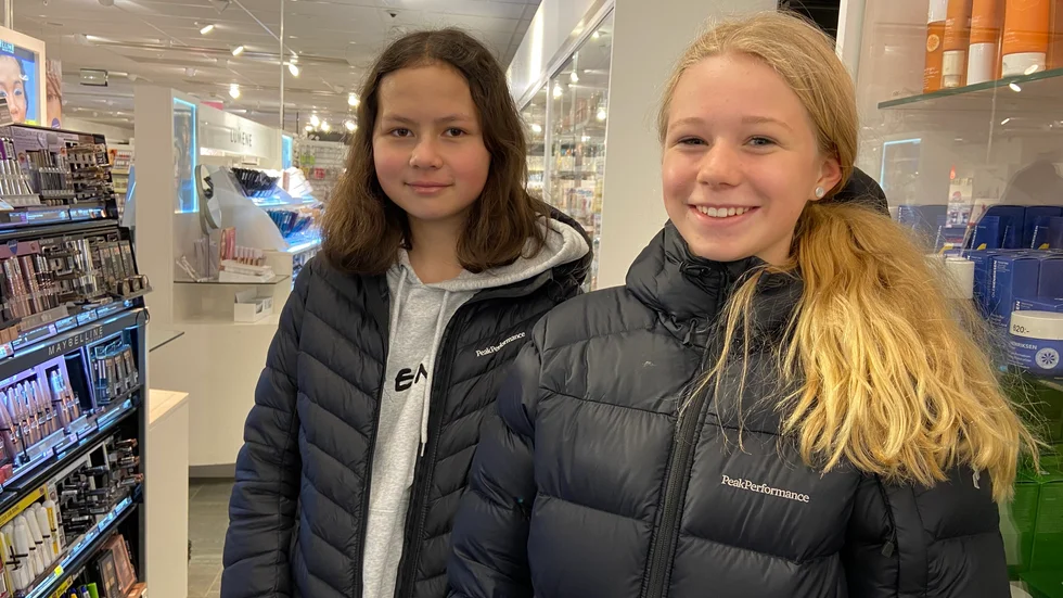 Mollie Lindberg och Stina Lejerbäck ska hänga med varandra i helgen. Förutom att Stina ska sova över hos Mollie så ska hon rida på sin häst som hon har hemma i Blåsmark.