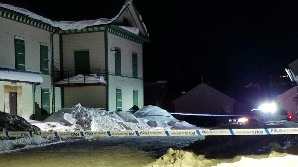 En man i 25-årsåldern som greps på söndagen är på sannolika skäl misstänkt för mord. Tre andra greps sent på lördagskvällen, en är i 40-årsåldern och två i 20-årsåldern.