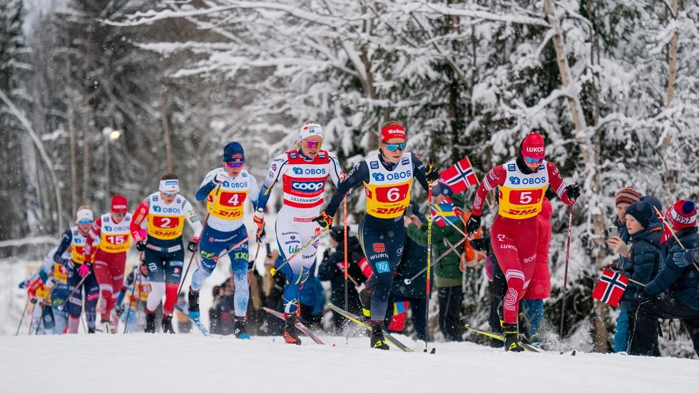 Ryskan Julia Stupak (med startnummer 5) tränade i världscupspåren i Toblach trots att Ryssland är bannlyst från världscupen. Arkivbild.
