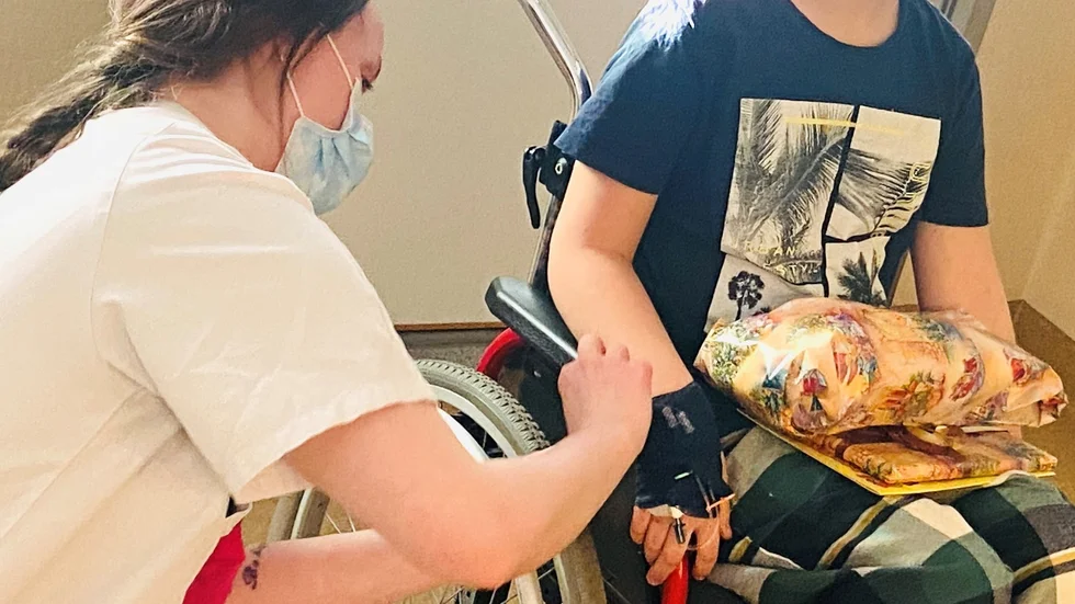 Barnakuten på Mälarsjukhuset håller öppet 07–21 alla dagar. Övrig tid hänvisas även de yngsta patienterna till stora akutmottagningen. Men när småbarnsföräldrar inte når sina vårdcentraler blir trycket hårdare mot barnakuten, där man önskar att informationen till allmänheten kunde bli bättre kring när man ska söka akutvård och vad man kan göra själv hemma.