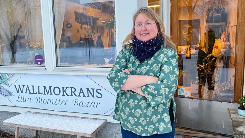 Sandra Wallmokrans utanför butiken på Stationsvägen.