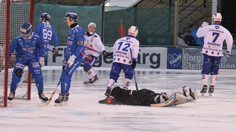 IFK Motala på fall. Målvakten Jussi Aaltonen har ont och blir liggande efter Villa-Lidköpings 2-0-mål genom Christoffer Edlund. Aaltonen tvingas byta ut sig själv och ett reservbetonat IFK hade aldrig någon chans mot serieledarna.