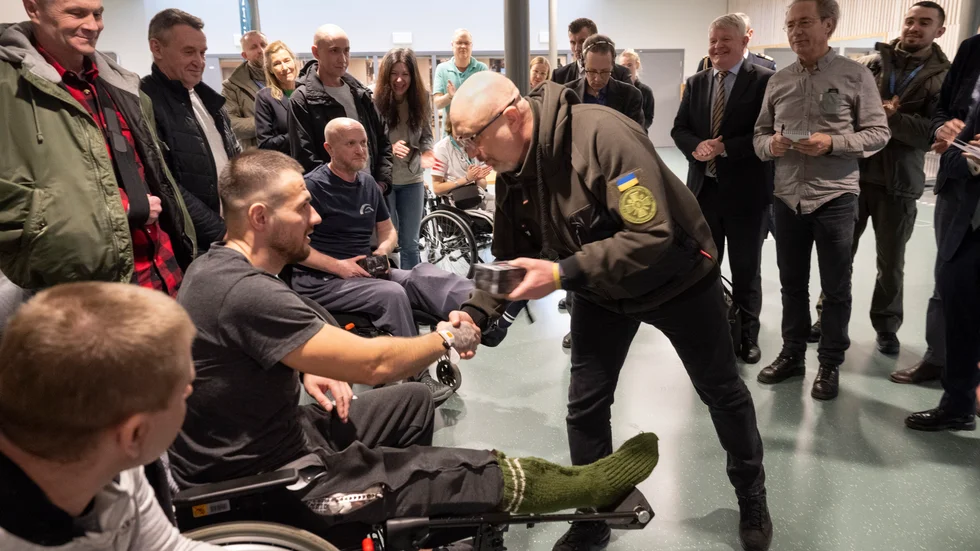 Ukrainas försvarsminister Oleksij Reznikov besöker ukrainska soldater som får rehab utanför Stockholm.