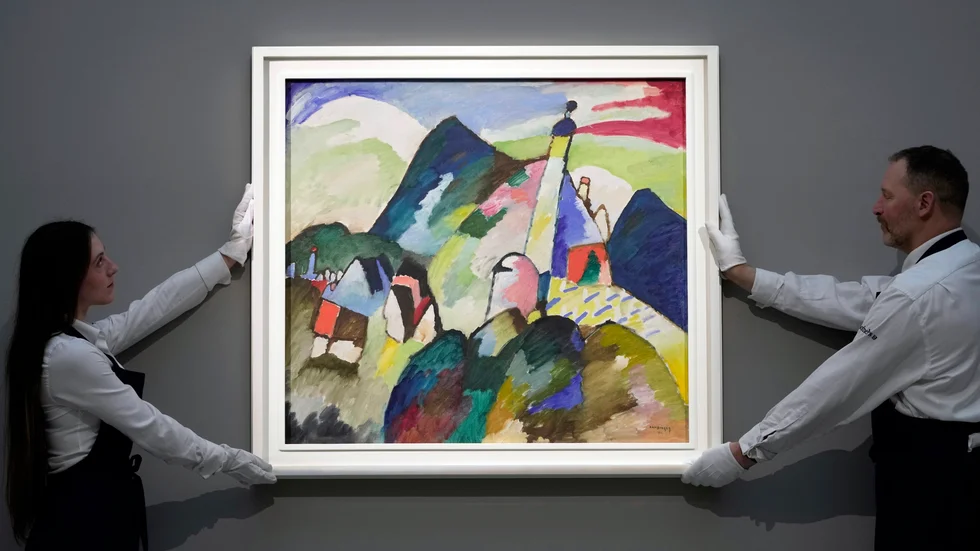 "Murnau med kyrka II" har sålts för 468 miljoner kronor vilket är nytt försäljningsrekord för Kandinskij på Sotheby's i London.