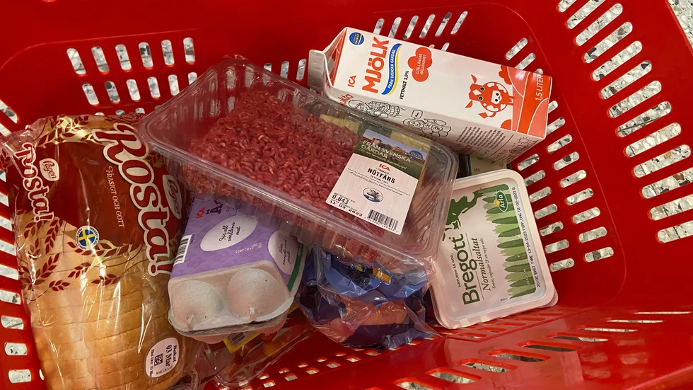 Maten har blivit dyrare. Men i hur hög grad är det livsmedelsbutikernas fel?