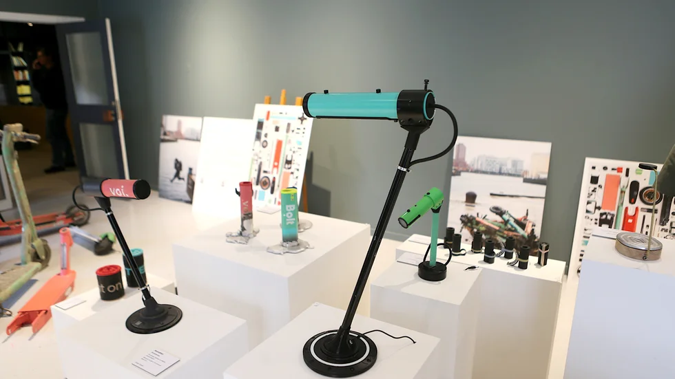 Styrstängerna från elskotrar som dumpats i vattnet har med designkollektivet Andra formens hjälp blivit till bordslampor i skarpa färger. Några små delar, som fästet mellan lampans fot och stången som håller upp lampan, är helt nya och har skrivits ut med hjälp av en 3D-printer.