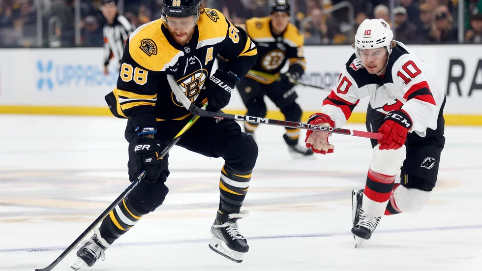 Bostons David Pastrnak, till vänster, har skrivit monsterkontrakt i NHL. Här i kamp med New Jerseys Alexander Holtz. Arkivbild.