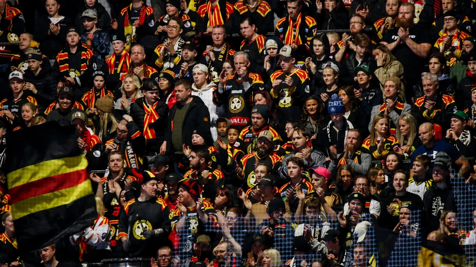 Kul kväll för Brynäs supportrar. Hoppet om att slippa kvala sig kvar i SHL lever.