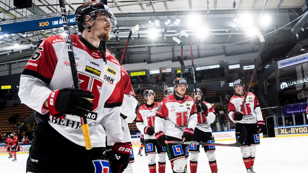 Emil Larsson och hans lagkamrater tackar den lilla Örebroklacken efter segern borta mot Luleå.