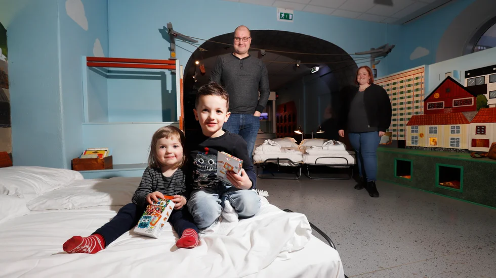 "En sådan här upplevelse är once in a lifetime", sa Björn och Linda Hellberg som tog med barnen Saga och Simon för övernattningen på Eskilstuna Stadsmuseum.