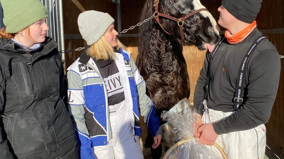 Debutvinnaren Eskils Oda bjuder tränaren och delägaren Klas Wahlberg på en segerpuss. Skötaren Anna Wiksten och kusken, delägaren Amalia Larsson ser på.

