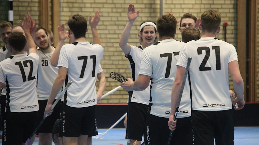 EIBK jublar åt ett av 14 mål i toppmötet. Nu återstår fyra matcher. Mot jumbon och serieledaren och två derbyn.