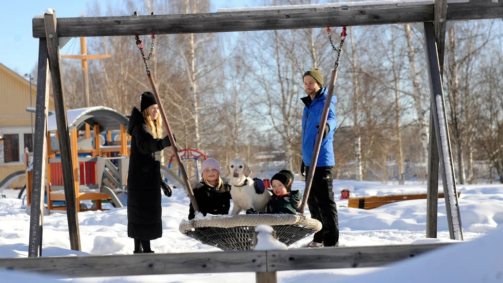 Cecilia Granberg och Sebastian Åkesson besökte lekparken på Nordanå tillsammans med barnen Milla och Lucas Åkesson. Även hunden Aila var med.