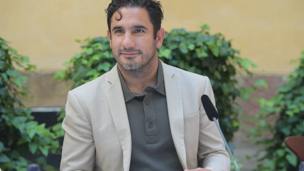 Socialförsäkringsminister Ardalan Shekarabi bör driva på för angelägna reformer av folkbokföringen.