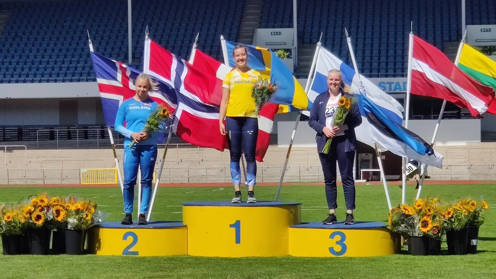 Sara Forssell överst på pallen i slägga på den nordisk-baltiska juniorlandskampen i Malmö på lördagen.