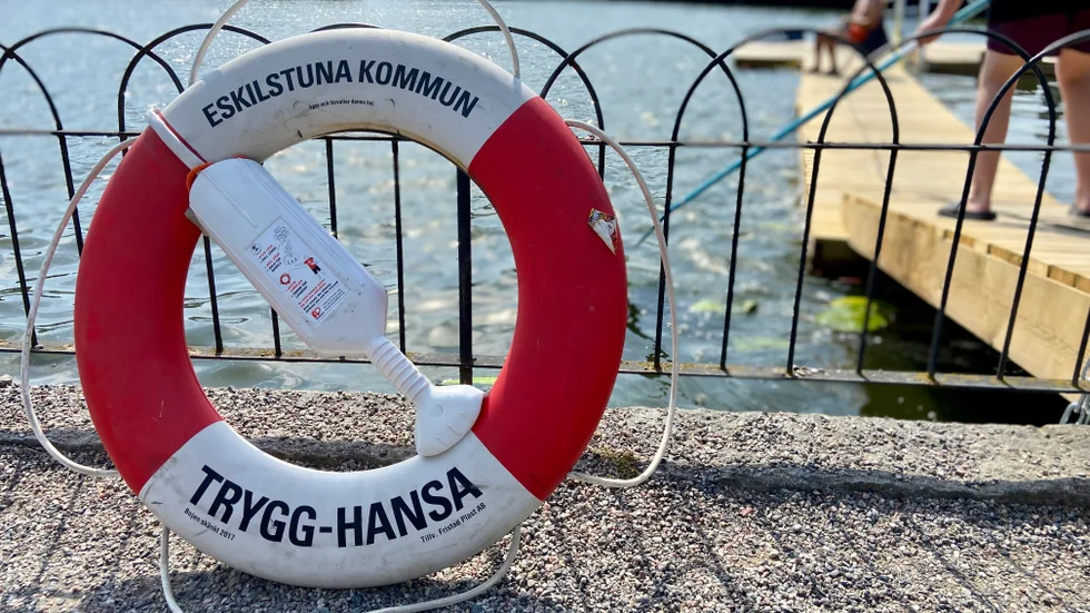 På något sätt ska mannen ha fått livbojen runt den medvetslösa kvinnan för att sedan dra in henne mot en brygga vid den nybyggda wakeboardbanan i Eskilstunaån (i bakgrunden).