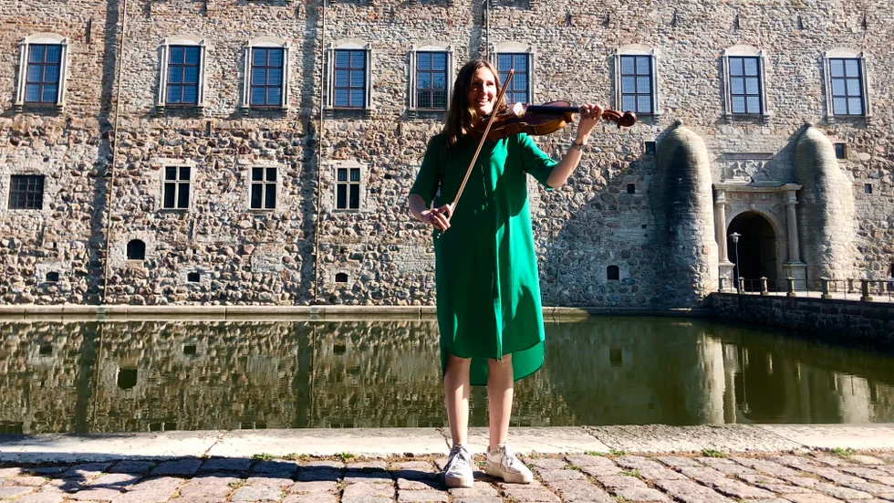 Ellen Alveteg började som violinist men har på senare år gått över till att spela viola (altfiol) som är lite större än en fiol. " Den är lite mer åt cellohållet, man spelar likadant men den har en mörkare sträng, och låter lite djupare och varmare. Jag tycker om den klangen", säger Ellen. 
