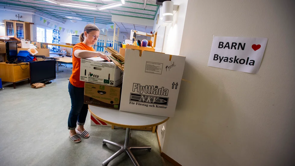 Sandra Ahlbäck studerar innehållet i en av många ännu ouppackade kartonger.