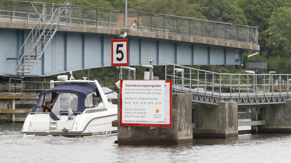 Tosteröbron kommer under årets högsäsong att öppnas vid åtta tillfällen varje dygn för fritidsbåtar med högre höjd än 4,5 meter.