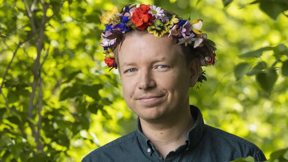 Emanuel Karlsten växte upp i Visby. I år sommarpratar han om att hitta sitt sanna jag – och mycket annat. 