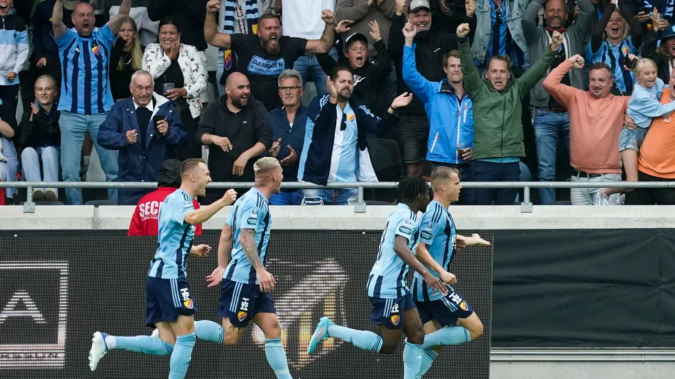 Elias Andersson (th) firar sitt 2–1-mål mot Häcken framför Djurgårdenklacken.