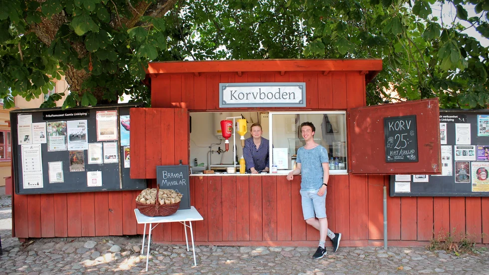 Någon som haft turen på sin sida är Rebecka Lindvall, som jobbar i korvboden i Gamla Linköping. "Man ska skaffa sig vänner som kommer med glass när man jobbar", säger hon. Det låter onekligen som ett vinnande koncept. Kompisen Adam Nählinder samlade pluspoäng när han kom med glass, mitt under dagens hetaste timmar.