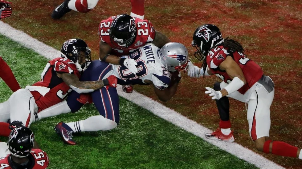 Tre Atlantaförsvarare kunde inte stoppa James White från att bära bollen över mållinjen. Därmed var New England Patriots helgalna vändning fullbordad och segern i Superbowl 51 säkrad.