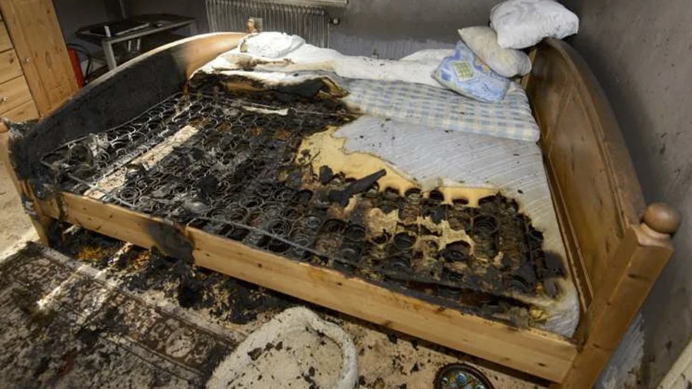 Till en början var teorin att kvinnan dött av branden i sängen och man antog att elfilten hon använde hade något tekniskt fel men det visade sig att kvinnan redan var död när det bröjade brinna. Foto: Polisens förundersökning.