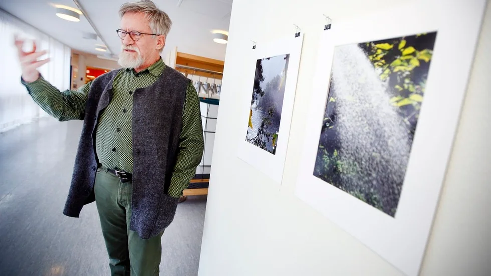 Hans Mossberg lämnar posten som ordförande i Mälarsjukhusets konstförening med det han själv kallar en avskedsföreställning. En utställning av hans egna konstverk.