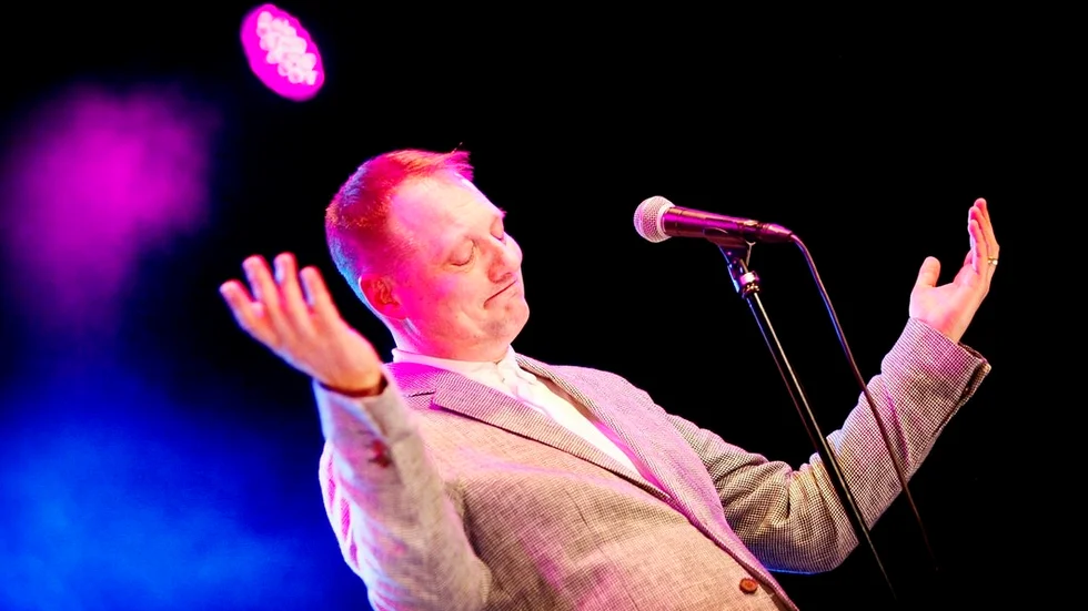 I mars gjorde Magnus Carlson två utsålda konserter i Lokomotivet. Nu kommer han till Rademachersmedjorna med samma band.