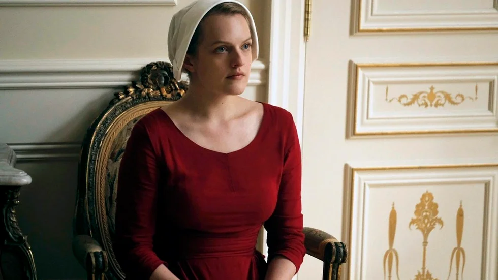 Elisabeth Moss är fantastisk som Offred i den kusligt aktuella dystobin "The handmaid's tale".