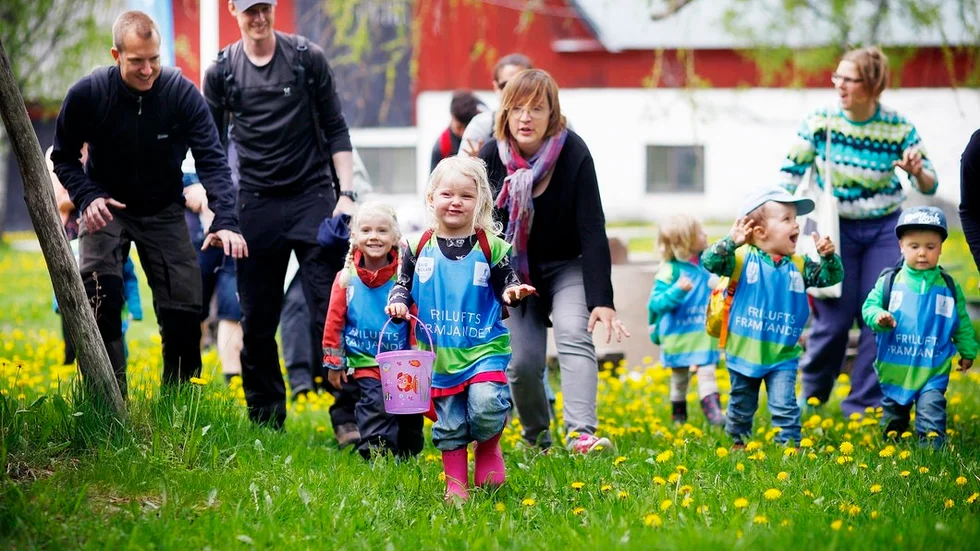 Nu bär det i väg ut i skogen. Barnen är förväntansfulla och lite uppspelta.