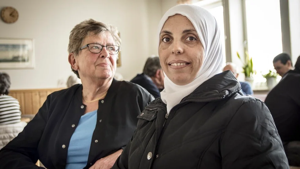 Jill Schröder och Manal Nasrallah vid fikabordet.