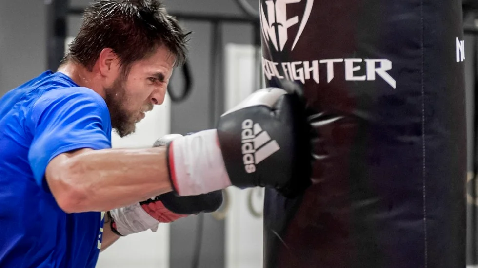 Erik Skoglund tränar på, tio pass i veckan, där grundträningen nu byts mot lite mera boxningsövningar – och han gör det fast nästa uppgift troligen är i månadsskiftet maj/juni och då minst en Europatitelmatch.