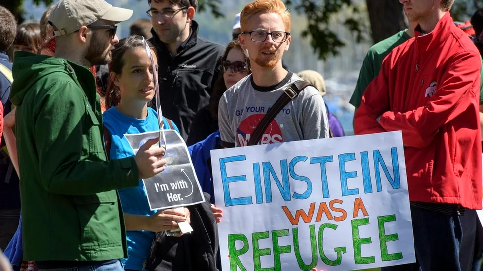 Genève i Schweiz: Ett av 500 möten över världen i lördags, för vetenskapen. Deltagare påminner om att flyktingpolitik har räddat många inom vetenskapen – såsom Nobelpristagaren Albert Einstein – undan förföljelse, fängelse eller folkmord.