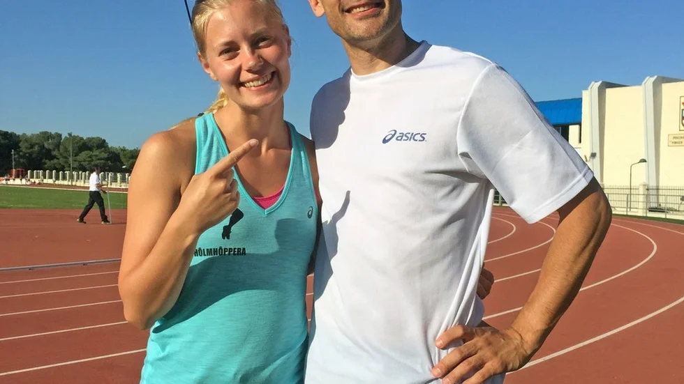 Evelina Erlandsson med sin tränare Stefan Holm. På söndag arrangeras en höjdhoppsgala på Skillingavallen i Gnesta som Holm är en av initiativtagarna till.
