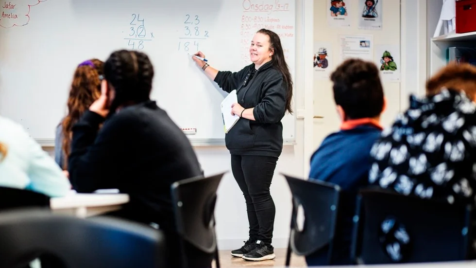 Läraren Louise Carlsson kan numera prata lägre när hon står vid tavlan. Lärarna på skolan har fått mikrofon och högtalare i klassrummen.