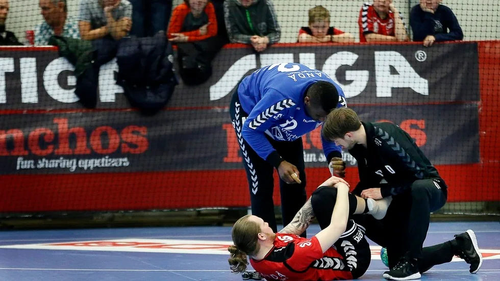 Guifs kantspelare Emil Hansson blev skadad i slutet av matchen och tvingades utgå.