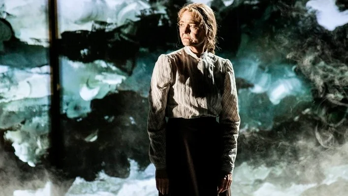 Ann Petrén spelar en vital Madam Flod.