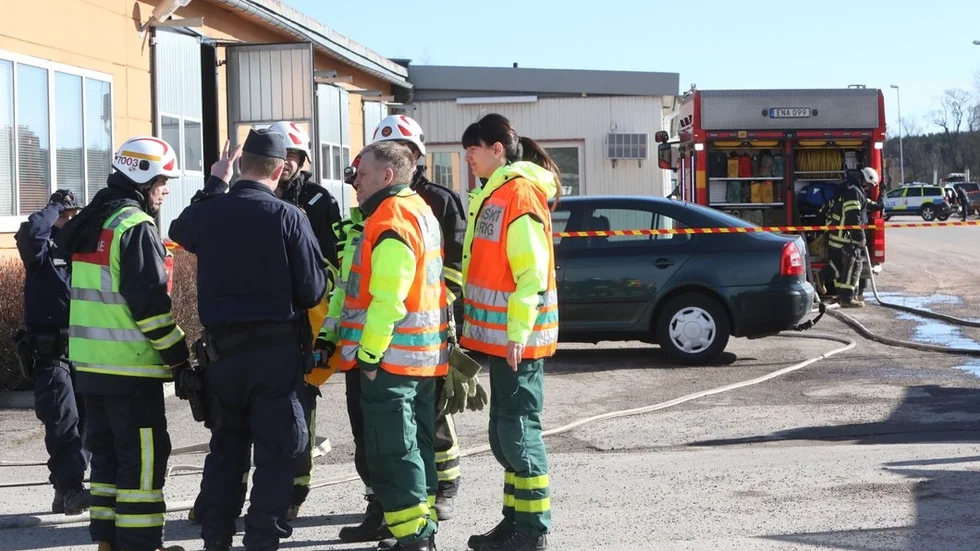 Räddningstjänst, polis och ambulans har kallats till Postnords lokaler i Vingåker.