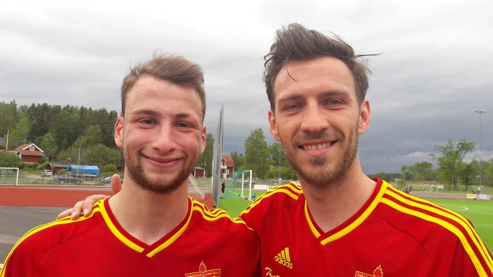 Syrianskas målskyttar Antonios Alias och Sasa Plavsic (två mål) är förstås helnöjda efter 3–0-segern mot Stallarholmen i fyrans seriefinal.