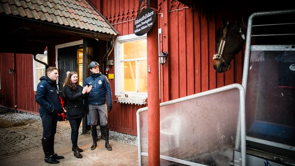 William Nilson-Fryer och Fredrik Bergendorff tittar tillsammans med hovslagaren Ida Lundberg på hur Williams stjärnhäst La Liga belastar sina hovar. Ännu en del i Bergendorffs helhetskoncept.