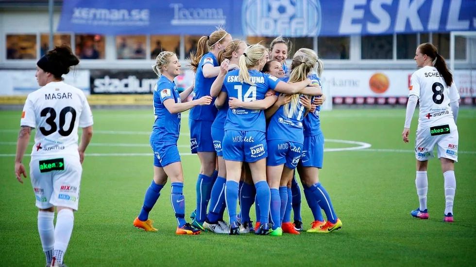Annica Svensson (längst till vänster av Unitedspelarna) var med och jublade mot Rosengård men finns på grund av skada inte med i truppen till kvällens möte med Örebro.