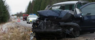 Lastbil och personbil i krock