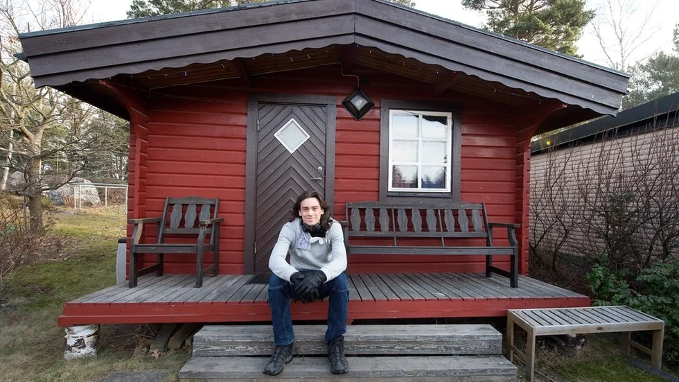 En friggebod på pappas tomt. John Andersson tvekar kring om det är det han vill flytta till, men frågan är om han har något bättre val i nuläget.