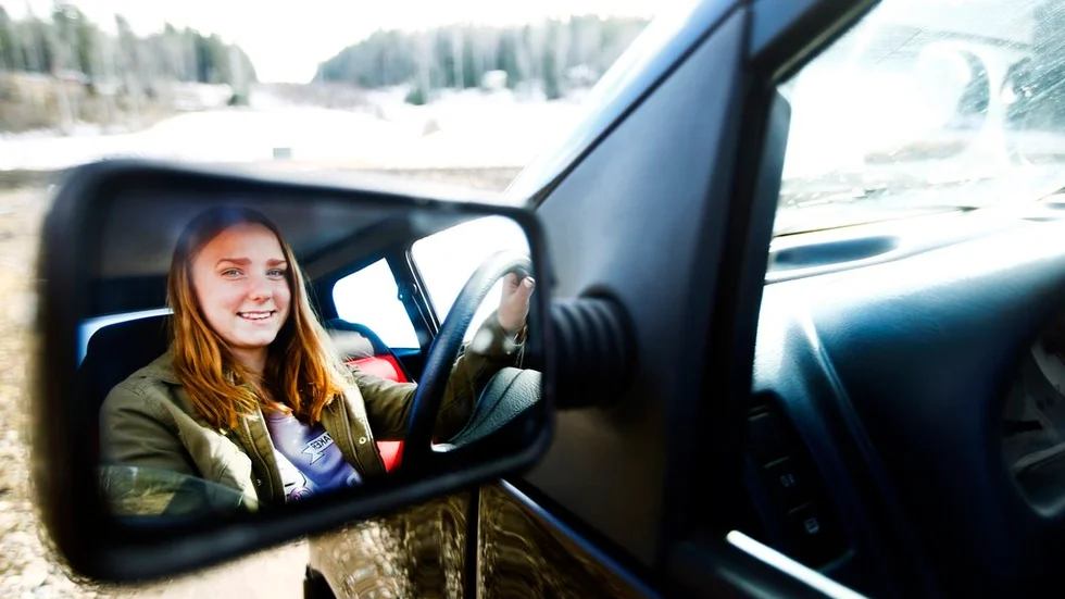 Felicia Larsson kommer från en fordonsintensiv familj och har ärvt sitt motorintresse därifrån. "Om det uppstår några problem med mopedbilen brukar min bror hjälpa mig", säger hon.