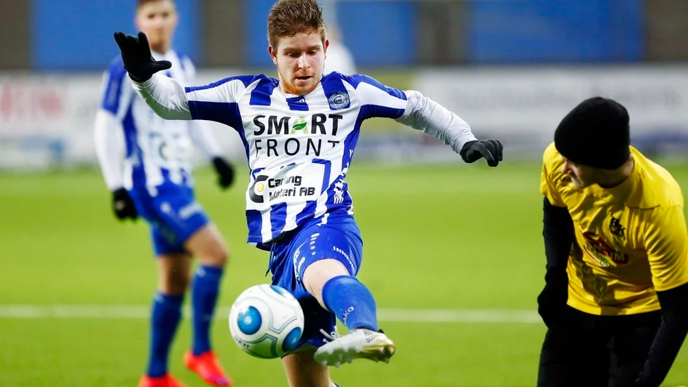 Citys Boban Piperkoski försöker få kontroll på bollen med vänsterfoten.