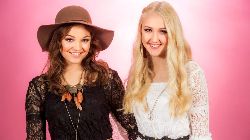 6. Bella & Filippa: "Crucified"Betyg: 3  Nykomlingarna Bella & Filippa bjuder på en snygg countrydoftande låt. Tjejerna står på scenen med varsin gitarr och numret är enkelt uppbyggt. Man låter låten tala för sig själv. Det här är en bra låt som skulle kunna räcka mycket långt i kväll, men Filippa har haft en envis förkylning under veckan som hindrat henne. Det vill till att rösten är i ordning om detta ska kunna gå vidare. Men om allt klaffar för tjejerna skulle detta kunna vara årets första schlagerskräll!