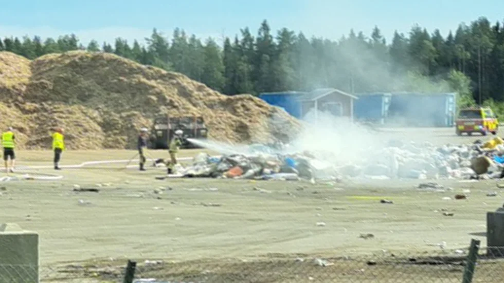 Det rykte ur avfallshögen och brandmännen ska ha fått gräva sig in till där glöden låg och pyrde.