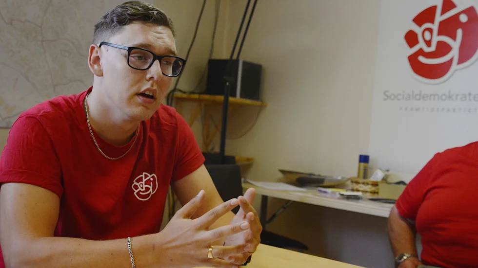 Daniel Nestor (S) avvecklar fotoföretaget han drivit i tio år. Konkurrensen om hans tid har hårdnat med privatliv, heltidsjobbet och ett växande politiskt engagemang. "Jag vill ha fullt fokus på det för att göra ett bra jobb".
